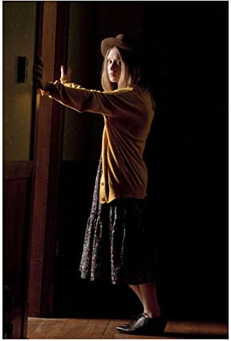 Američka horor priča kuća za ubistva Taissa Farmiga kao ljubičica naslonjena na vrata 8 x 10 inča fotografija