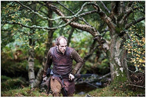 Vikings Gustaf Skarsgård kao Floki trčanje kroz šumu Holding Mač 8 x 10 fotografija